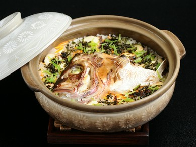 コースで好評の〆の一品、炊き立てがたまらない『鯛と鍋ごはん』