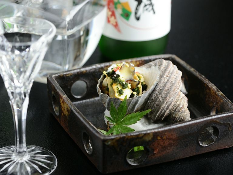 栄螺 酒蒸し　肝バター和え　五色あられ