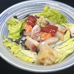 川飛特製の甘辛ダレで漬けにした新鮮なお魚、
シャキシャキのレタスとサクサクの天かすの相性が抜群です！