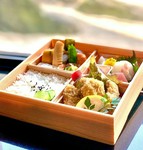 料理長のおまかせ週替り弁当。
内容は毎週金曜日に変わります！