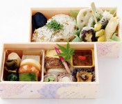 料亭の二段重ね弁当。
料亭川飛の味をぎゅっと詰め込んだ
当店自慢のお弁当です。