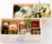 料亭の二段重ね弁当。
料亭川飛の味をぎゅっと詰め込んだ
当店自慢のお弁当です。