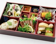 当店の板前が旬の食材を贅沢に使用し、
こだわり抜いた松花堂弁当です。
料亭の味がご家庭でもお楽しみいただけます！