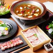 鶏の白湯出汁をベースに10数種類の薬膳を入れたオリジナルの無添加出汁が絶品。大阪の契約農家から届く河内野菜とともに、5つ星のラム肉、鹿児島契約農家から直送のたからポーク、兵庫和豚もち豚をいただきます。