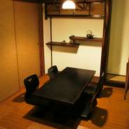 襖を仕切ることで個室として利用いただくことが出来ます。
和の空間溢れる雰囲気の人気席となりますのでお早めのご予約がおすすめです。