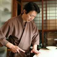 帰り際に「美味しかった」と言っていただけるのが何よりの喜びと語る尾嵜氏。有機野菜や手づくり豆富など、化学調味料を使わず、お客様の健やかな日々を願う店主の想いが込められた料理が並びます。