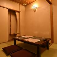 間接照明の照らす落ち着きのある和風の個室で堪能するのは、四季折々の贅を尽くした料理の数々。好きなお酒の持ち込みも可能。店でも日本酒・ワインなど取り揃えているので、大切な接待や会食にお薦めです。