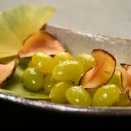 魚介類は信頼できるプロから、野菜は旬の新鮮なものを産地から仕入れています。春夏秋冬、それぞれの時季に美味しいと感じられるもの、良いものを素材の味をいかした味付けで楽しむことができます。 