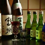 旬の食材を使った料理を引き立て、さらに相性を意識した、厳選された日本酒。海外でも調理経験豊富な店主だからこそ、日本の酒にこだわります。月替わりの逸品は要チェック。