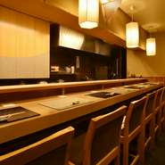 カウンター越しに店主との会話を楽しみながら、1人で祇園の夜を過ごすのも乙なもの。プライベートな空間で、和洋の垣根を超えた四季折々の料理に舌鼓。時の過ぎるのも忘れます。