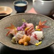 旬の新鮮な魚介が、美しく華やかに盛り付けられた一皿です。素材の良さはもとより、職人の卓越した包丁さばきで調理された刺身の数々は、味わいも格別です。