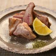 完全な放し飼いで育てられた「七谷地鶏」は噛み応えがあり、濃厚でジューシーな味わいです。炭火で焼くことで炭の薫りが加わり、肉本来の旨みをさらに増しています。