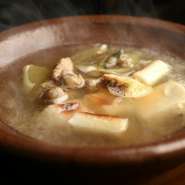 すっぽんはしっかりと下処理されているので、クセが無く食べやすくなっています。コラーゲンたっぷりのスープは残さず飲み干したい美味しさです。【割烹ふじ原】では予約なしで、一年を通して楽しめます。