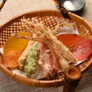 旬の「高麗人参」「万願寺とうがらし」をサクッと天ぷらにしています。旬食材を使った人気の天ぷらメニューは、抜群の素材の旨味を引き出し、支持を得ています。 