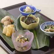 日本の古都・京都で昔から食べられている伝統的なお惣菜「おばんざい」。旬の魚、野菜など、その季節の食材を使ったメニューとなっています。3種と6種の盛り合せもあります。