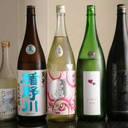 日本酒は純米酒を中心に取り揃えられています。厳選した日本酒はなくなり次第入れ替えられ、仕入れ状況や季節で常に銘柄が異なるので、いつ訪れても飲み飽きません。