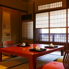 日本の文化に触れながらゆったりと食事を楽しむ客室