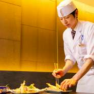 天ぷらは小麦粉と卵と水のシンプルな材料で衣をつくり、素材に纏わせ油で揚げる一瞬の料理。完成後は早めに召し上がってもらえるよう、可能な限り少量ずつ揚げ、最適の状態で提供しているそうです。