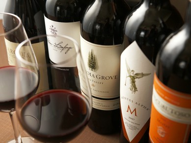 レパートリー豊富に取り揃えるこだわりのワイン