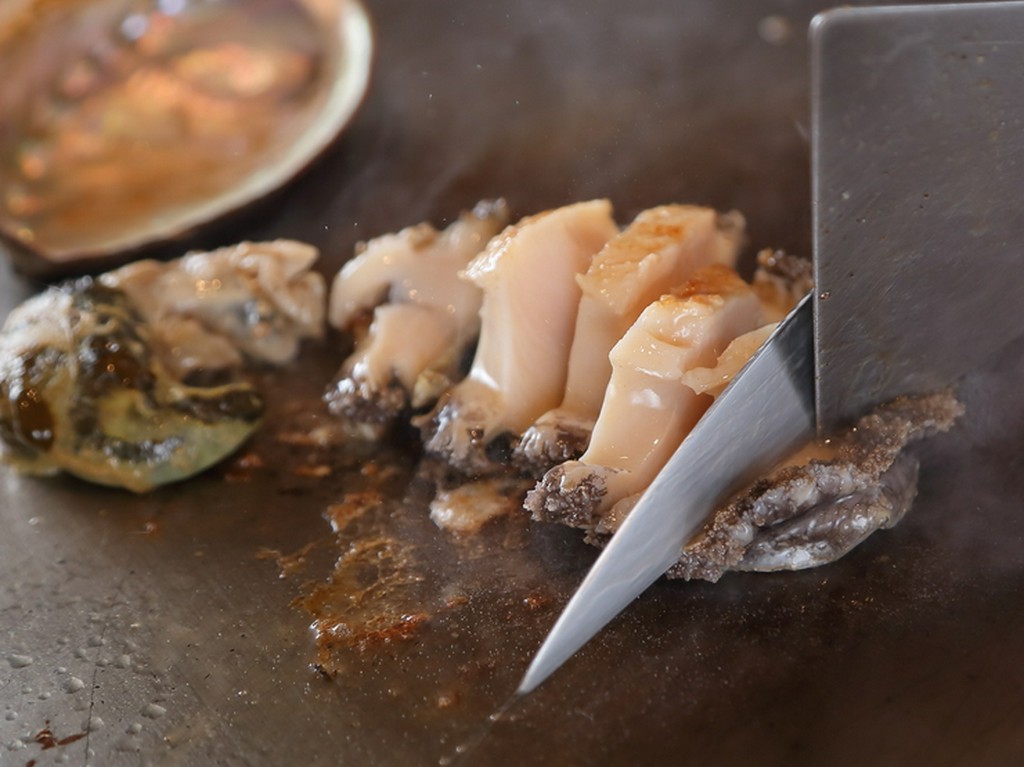 鮑　調理シーン