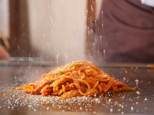 ナポリタン　調理シーン