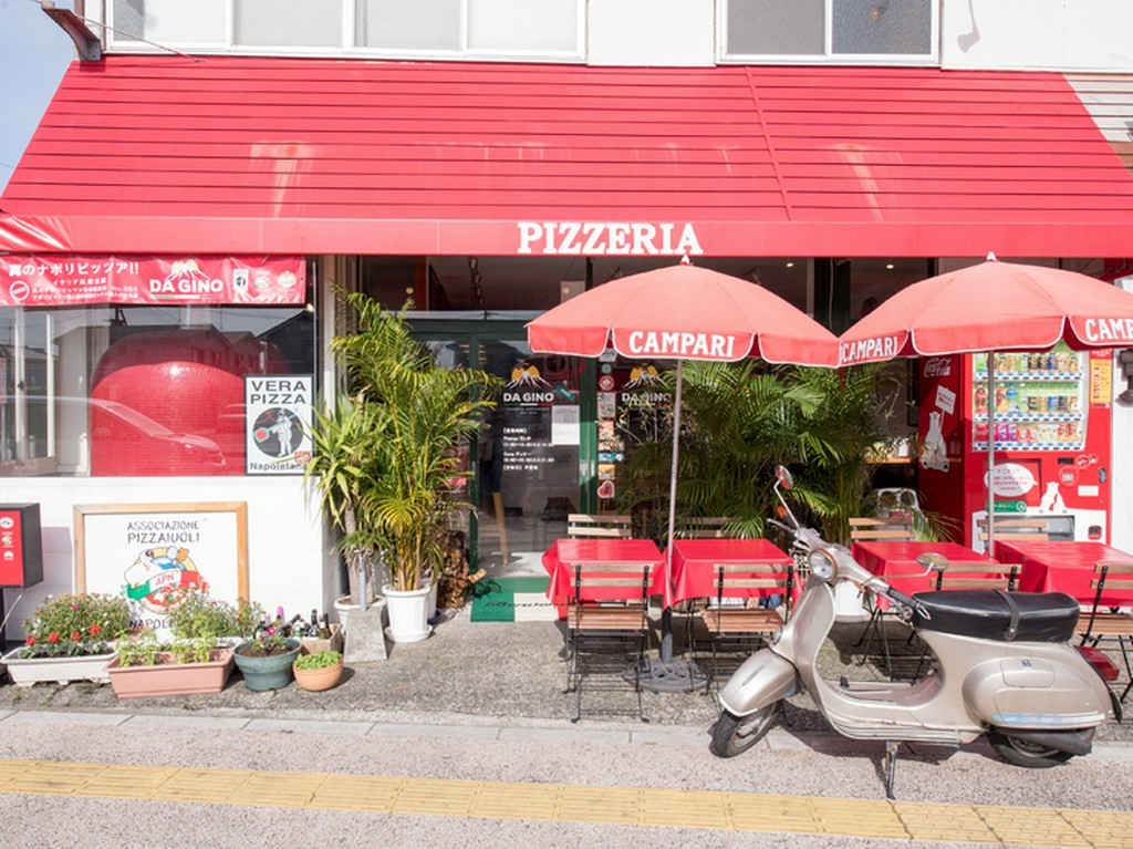 赤・白・緑とイタリアンカラーを意識した小粋なお店				