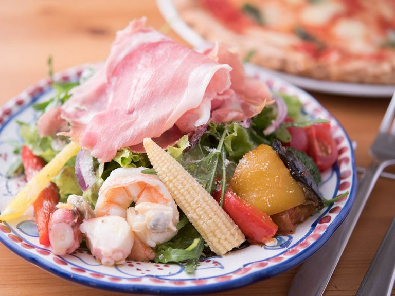 女性にうれしいボリューム満点のサラダが100円とリーズナブル