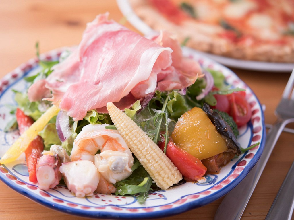 女性にうれしいボリューム満点のサラダが100円とリーズナブル	