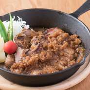 佐賀でつくられている糀酢に漬け込んだ豚肉を約180g使ったボリュームたっぷりのメニュー。柔らかな豚肉は、白米にもビールにもよく合います。ランチはワンプレートで、夜は一品料理で提供しています。