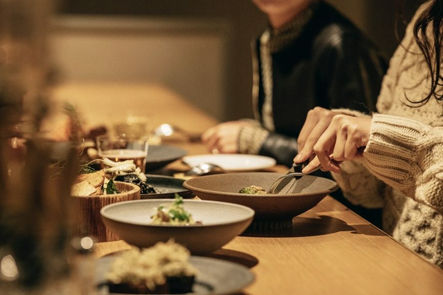 おしゃれな店内と色とりどりの料理が、女性客に好評