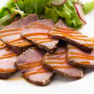 低温でじっくりと3時間かけて調理してあるので、肉本来の旨みがしっかり感じられる仕上がりになっています。山葵と共に味わうことで肉の旨みがさらに増し、サッパリと楽しめます。