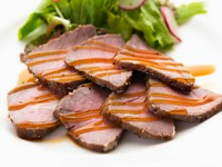 低温でじっくりと3時間かけて調理してあるので、肉本来の旨みがしっかり感じられる仕上がりになっています。山葵と共に味わうことで肉の旨みがさらに増し、サッパリと楽しめます。