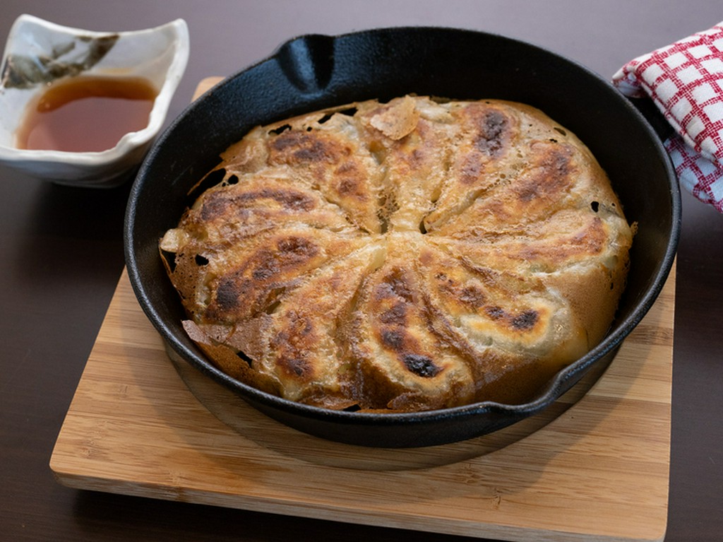 口中にジューシーな肉汁溢れる『鉄皿　丸虎餃子』