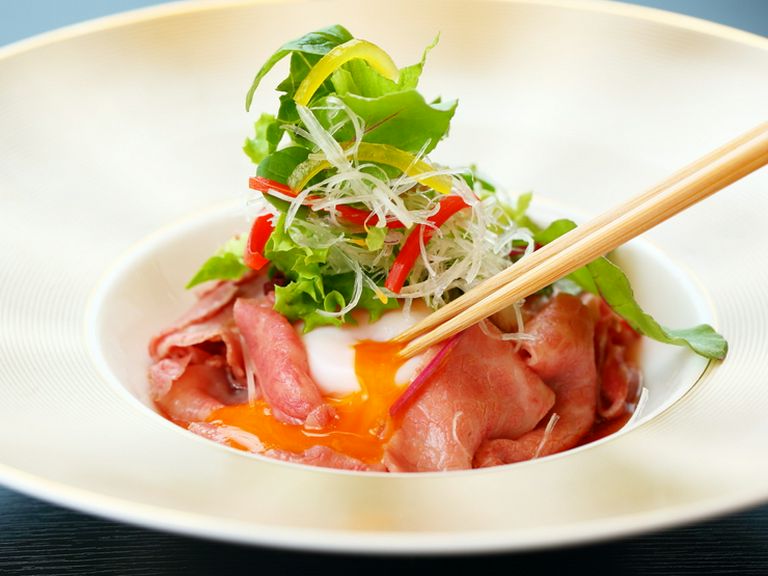 A5ランク内のプレミアムブランド『とちぎ和牛「匠」のすきやき仕立て〜彩り野菜と半熟卵を添えて〜』