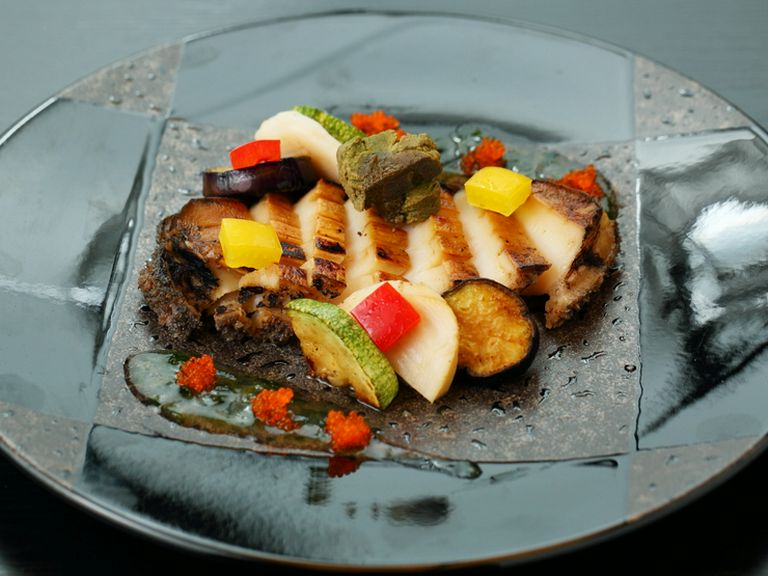 活あわび丸ごと1個を贅沢に味わえる『あわびのステーキ 青海苔バターソース』