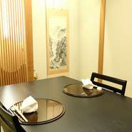 お祝いや特別な日の食事場所としてご利用いただくことが多いです。またプライベートな時間をゆったり過ごせる個室も多数完備。純和風や現代のスタイルを取り入れた日本料理を味わう、上質な時間をお楽しみください。
