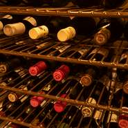 料理と楽しめるワインは、シニアソムリエを筆頭にソムリエたちが厳選しています。50種以上のリストからヒアリングを元にその方に合う一本をセレクト。日本酒や焼酎など幅広いお酒とのペアリングも提案してくれます。