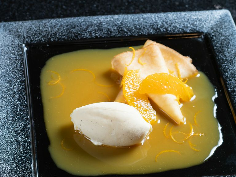 食後のひと時を程よい甘さが包み込み『クレープシュゼット』