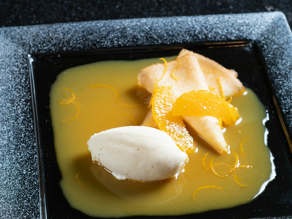 食後のひと時を程よい甘さが包み込み『クレープシュゼット』