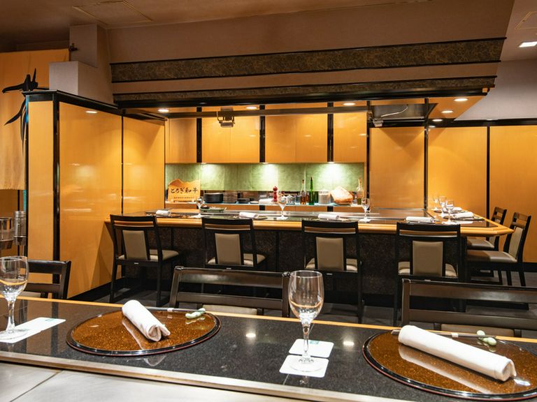 食事やお酒をゆったりと味わえる、洗練された空間