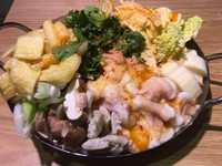 牛ハチノス、牛博多モツ、豚コブクロ、新鮮な野菜を豪快に入れ、1年熟成特製味噌でピリ辛に仕上げました！️〆に吉田のうどんもお付け致します(2～３人前)約1ヶ月間の研究を重ね、この味にたどり着きました！