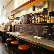 カウンター席もおすすめ。1人使いにも嬉しいお店