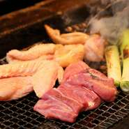 地鶏のメインは奈良地鶏の「大和肉鳥」。あっさりした味わいと歯ごたえが特徴で、新鮮なうちにいただく霜降り造りやタタキは絶品。一方「伊勢赤鶏」はどんな料理にも合う手軽さ。炭焼きでシンプルにいただきます。