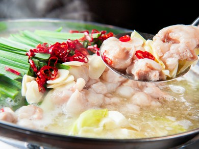 胡麻を効かせた白だしが、お鍋の味わいを引き立てる『もつ鍋』