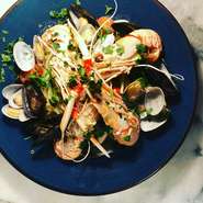 南イタリア家庭料理を出来る限り忠実に再現しそこへ日本の誇れる文化「ダシ」を用いてシェフ長瀬流に料理に落とし込みました。ワインも南イタリアワインをメインにシェフが選んだ個性的で魅力的なものをラインナップ