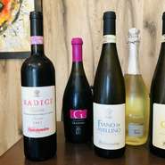 南イタリアワインの特徴は心地よい果実味と華やかな香り,おもた過ぎず料理に合わせやすい。でも太陽の光をいっぱいに浴びた糖度の高い葡萄からできたワインはほんの少しアルコールは高め。きっと土佐人好みかと！