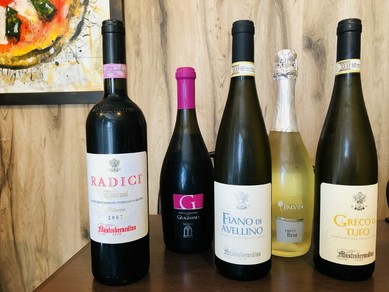 南イタリアワインを中心にシェフのよりすぐりワインが30種以上