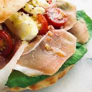 サバのロースト+高知野菜のカポナータ+シチリア風ジェノベーゼのパニーニとなっております。