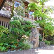 明治3年創業以来、今日までその歴史と伝統を受け継ぎ、 数奇屋造りの佇まいが南海第一楼とうたわれた当時の姿をしのばせます。
