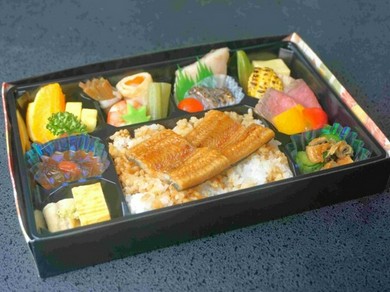 旬のお弁当、各種お弁当のテイクアウトも承っております。